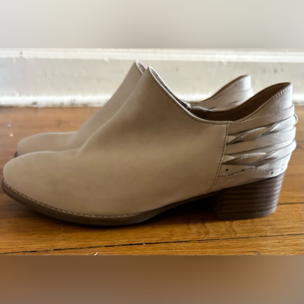 Seychelles cream leather never worn ankle booties